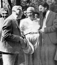 Встреча Н.С.Хрущева с творческой интеллигенцией (слева – Е.В.Вучетич, справа – И.В.Курчатов)