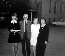 Светлана Тихонова и ее воспитанницы вместе с известным историком Игорем Данилевским