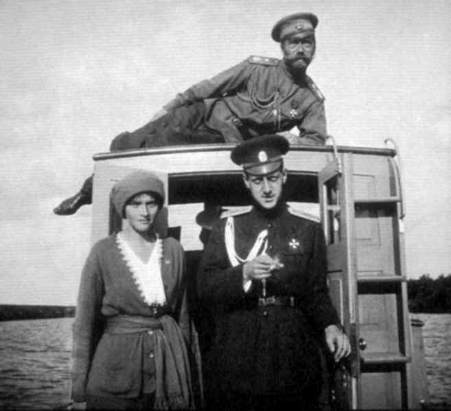 Николай II, его двоюродный брат Дмитрий Павлович и дочь Татьяна во время прогулки на катере по Днепру. 1916 г.