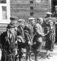 Группа литовских евреев связанных местными полицейскими. Июль 1941 г.