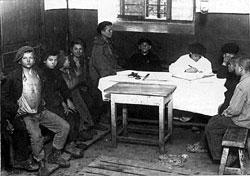 Беспризорники в ожидании регистрации. 1928 г.