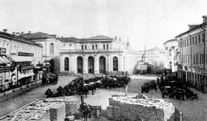 Биржевая (Карунинская) площадь в Москве. На заднем плане здание Биржи постройки 1836—1839 гг. Фото 1870-х гг.