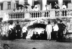 Трубецкие и их гости на террасе господского дома и перед ним (третий слева В.П. Трубецкой). Фото начала XX в.