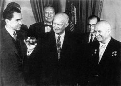 Н. Хрущев с президентом Д. Эйзенхауэром и вице-президентом Р. Никсоном. Сентябрь 1959 г. 