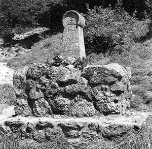Мемориал в Монсегюре. Этот камень служит памятником катарам, сожженным на костре после падения Монсегюра
