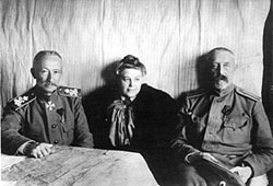 Слева направо: А.А. Брусилов, его вторая жена Надежда Владимировна Желиховская со своим сводным братом Р.Н. Яхонтовым.1915 г.