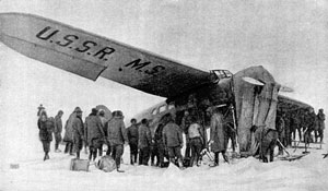 Ремонт самолета Слепнёва на аэродроме в лагере Шмидта