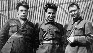 Экипаж самолета Каманина (слева направо): бортмеханик Горелов, летчик Каманин, штурман Щелыганов