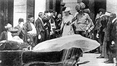Эрцгерцог Франц Фердинанд с супругой после окончания парадной церемонии. Сараево. 28 июня 1914 г.