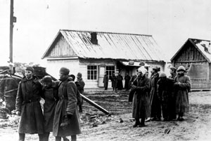 Попавшие в окружение, теперь пленные. Неизвестный фотограф