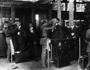 Прибывшие в Нью-Йорк эмигранты проходят медицинский контроль 1890-е гг.