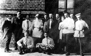 Лев Николаевич Толстой среди сотрудников МОПЛ. Фотография была сделана приятелем Толстого В.Г. Чертковым во время пребывания писателя в наших краях в последний год его жизни