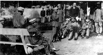 Пациенты МОПЛ на прогулке. Фотография была сделана к международной выставке в Праге в 1911&nbsp;г. 