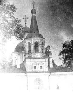 Троицкая церковь. Построена на средства стольника Шишкина в 1713 году. Вид со стороны колокольни. Фото начала прошлого века