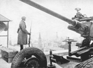 Пост ПВО, установленный на высотном здании для защиты центра Москвы. 1941 г.