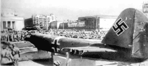 Один из первых сбитых под Москвой бомбардировщиков, выставленный на площади Свердлова