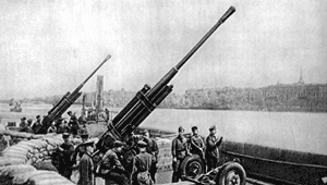 Батарея зенитных орудий на набережной Невы. Июль 1941 г.