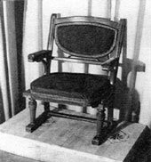 Кресло, в которое опустился смертельно раненный П.А. Столыпин