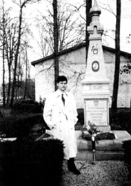 Памятник участникам Освободительного движения Народов России на русском кладбище в Ново-Дивеево под Нью-Йорком. 1995 г.