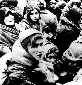 Женщины и дети в ожидании депортации в Треблинку. Январь 1943 г.