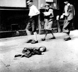 Умирающий ребенок на мостовой Варшавского гетто. 19 сентября 1941 г.