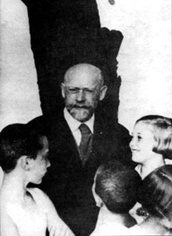 Януш Корчак с детьми во дворе приюта. Начало 1930-х гг.