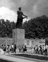 Вход на Пискарёвское кладбище, где похоронены умершие в Ленинградскую блокаду