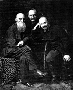 В.И. Бухарин (в центре) с отцом и братом Николаем. Москва. 1927 г.