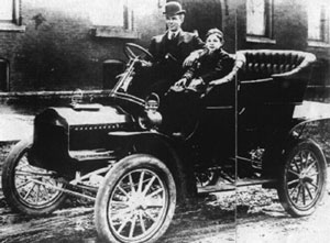 Форд со своим сыном в автомобиле «Ford model F». 1905&nbsp;г.