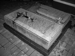Надгробные плиты на могилах владельцев Алтуфьева М.Я. и А.Е. Лачиновых. Фото М. Коробко.