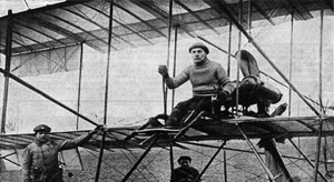 Лётчик М.Н. Ефимов на аэроплане системы Фарман. Всероссийский праздник воздухоплавания в Петербурге. 1910 г.