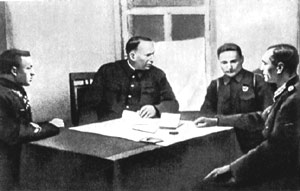 Представитель ставки ВГК маршал артиллерии Н.Н.Воронов (в центре) и командующим Донским фронтом генерал-полковник К.К.Рокоссовский (слева) допрашивает фельдмаршала Ф.Паулюса