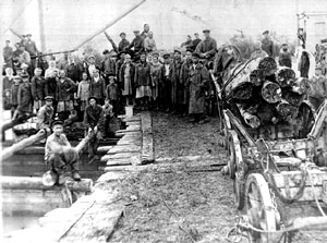 Спецпереселенцы на погрузке баржи в Пологрудово. Омская область. 1949&nbsp;г.