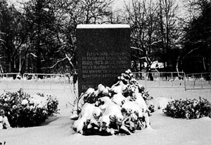 Мемориальный камень, воздвигнутый в память жертв политических репрессий в Бутово