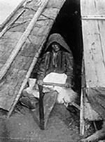 Самоедка за выделкой оленьей шкуры. Из фотоархива Российского этнографического музея (РЭМ)