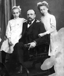 Г.А.Мейнгардт с дочерьми Наташей (справа) и Юлей (слева). Москва. 1912&nbsp;г.