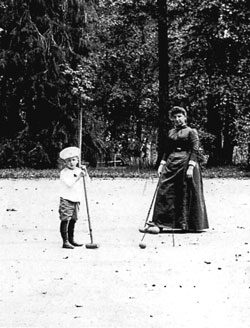 В.П.Трубецкой играет в крокет с гувернанткой в имении «Узкое». Фото 1890 г.