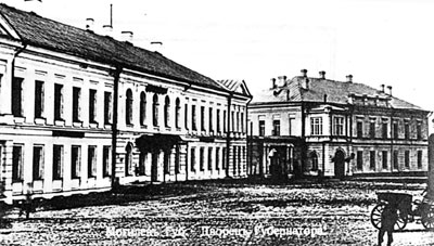 Здание Ставки (справа) и Главковерха (слева) в Могилёве на Губеранторской площади