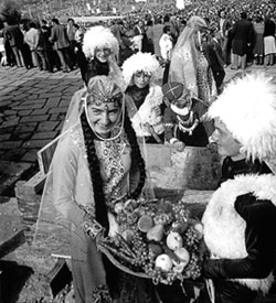 Празднование 200-летия Георгиевского трактата о «дружественных отношениях между Грузией и Россией». 1983&nbsp;г. Таких идеологических шоу в 1980-х было немало...