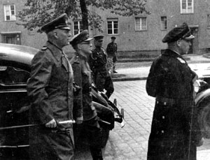 Представители германского командования во главе с В.Кейтелем направляются на подписание Акта о капитуляции Германии. 8 мая 1945 г.