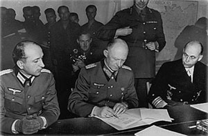 Генерал А.Йодль подписывает предварительный протокол о капитуляции Германии. Реймс. 7 мая 1945 г.