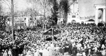 Обнесение мощей святителя Димитрия вокруг монастыря в день празднования 200-летия его кончины. 1909&nbsp;г.
