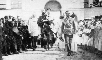 Император Николай II с семьёй в Свято-Яковлевском Димитриевом монастыре