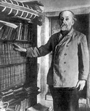 Циолковский в кабинете у полки с книгами