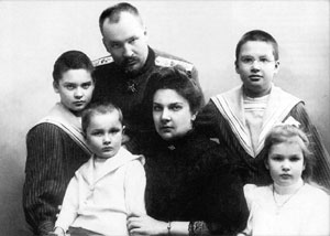 Лейб-медик Евгений Сергеевич Боткин в кругу семьи. В июле 1918 г. расстрелян вместе с царской семьёй