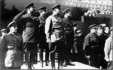 Слева направо:&nbsp;Г.Ягода, С.Будённый, И.Уборевич, К.Ворошилов, Я.Гамарник, А.Егоров, И.Белов. 1 мая 1934&nbsp;г.