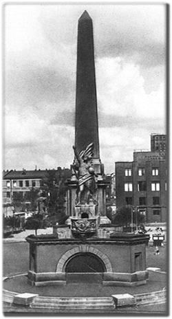 Монумент Советской Конституции со статуей Свободы на Советской площади