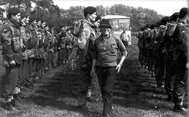 «Личная армия Аттенборо» АРА (Attenboro Private Army) на утреннем построении. Фото ‘After the Battle’