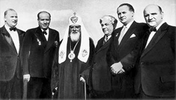 Патриарх Алексий I, слева от него – Г.Карпов, справа – И.Козловский