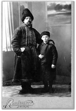 О. Сергий с сыном Максом. С театра военных действий. Двинск. 1915&nbsp;г.